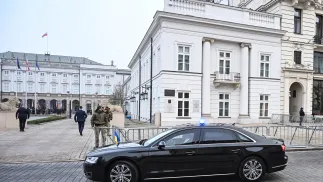 olumna samochodów z prezydentem Ukrainy Wołodymyrem Zełenskim przed Pałacem Prezydenckim w Warszawie Fot. PAP/Radek Pietruszka