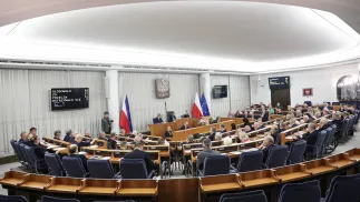 Senatorowie na sali obrad izby. Fot. PAP/Tomasz Gzell