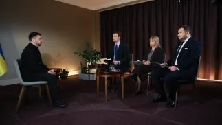 Prezydent Ukrainy Wołodymyr Zełenski oraz wicenaczelna PAP Zuzanna Dąbrowska, reporter TVP Mateusz Lachowski i dziennikarz Polskiego Radia Karol Surówka podczas wywiadu w Warszawie. Fot. PAP/Leszek Szymański