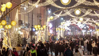 Tłumy warszawiaków na Trakcie Królewskim w Warszawie, gdzie rozświetlono iluminację świąteczną Fot. PAP/Szymon Pulcyn