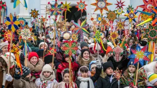 Tradycyjny marsz z gwiazdami bożonarodzeniowymi w Kijowie. Fot. PAP/Vladyslav Musiienko