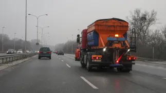 Pługoposypywarka na ulicy w Warszawie Fot. PAP/Paweł Supernak