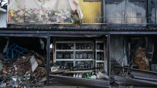 Zniszczenia po pożarze na targowisku na Bakalarskiej w Warszawie, fot. PAP/Paweł Supernak