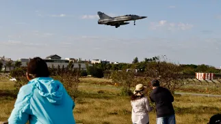 Myśliwiec Mirage 2000 tajwańskich sił powietrznych zbliża się do lądowania w bazie lotniczej w Hsinchu na Tajwanie Fot. PAP/EPA/RITCHIE B. TONGO