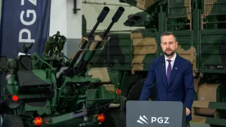 Władysław Kosiniak-Kamysz podczas podpisania umowy na realizację projektu Inwestycyjnego w Zakładach Mechanicznych „Tarnów”, fot. PAP/Paweł Topolski