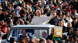Papież spotkał się z wiernymi na Placu Świętego Piotra. Fot. PAP/EPA/	GIUSEPPE LAMI