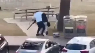 Ahmed al-Ahmed rozbroił jednego z napastników, fot. X/@dwnews, screenshot