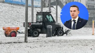 Trudne warunki drogowe spowodowane marznącym deszczem i gołoledzią w Szczecinie / Adam Szłapka. Fot. PAP/Marcin Bielecki/Radek Pietruszka