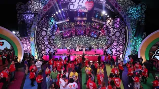 Wolontariusze w studiu telewizyjnym WOŚP Fot. PAP/Leszek Szymański