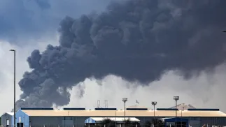 Dym na lotnisku Jebel Ali  w Dubaju. Fot. PAP/EPA/STRINGER 