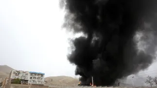 Dym nad Teheranem po uderzeniu w rafinerię Fot. PAP/EPA/ABEDIN TAHERKENAREH