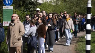 Kolejka do lokalu wyborczego Fot. PAP/EPA/JEROEN JUMELET