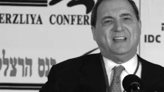 Abraham Foxman, szef amerykańskiej Ligi Przeciwko Zniesławieniom (ADL), na IV Konferencji w Herzliyi na temat bezpieczeństwa narodowego Izraela, 17 grudnia 2003 r. Fot. EPA/ISRAEL HADARI