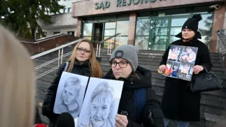 Przyrodnia siostra Kamilka, Magdalena Mazurek (C) i działaczka społeczna Małgorzata Malczyk-Dziedzic (L) przed siedzibą Sądu Rejonowego w Kielcach Fot. PAP/Piotr Polak