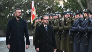 Wicepremier, minister obrony narodowej Władysław Kosiniak-Kamysz (L) i minister obrony narodowej Litwy Robertas Kaunas podczas spotkania w siedzibie MON w Warszawie Fot. PAP/Radek Pietruszka