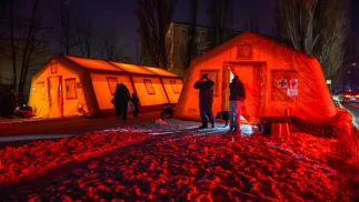 Namioty, w których mieszkańcy Kijowa mogą ogrzać się oraz dodładować urządzenia elektroniczne. Fot. PAP/Vladyslav Musiienko