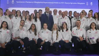 rezydent RP Karol Nawrocki (C) pozuje do zdjęcia z olimpijską reprezentacją Polski podczas ceremonii ślubowania i wręczenia nominacji na XXV Zimowe Igrzyska Olimpijskie Mediolan-Cortina 2026 Fot. PAP/Piotr Nowak