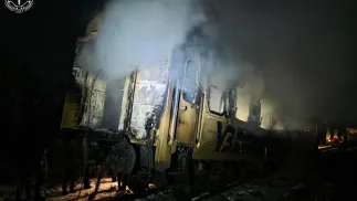 За даними Харківської обласної прокуратури, один із безпілотників влучив безпосередньо у вагон поїзда. Fot. Facebook / Харківська обласна прокуратура