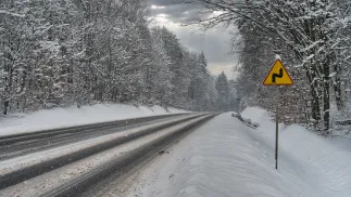 IMGW ostrzega przed intensywnymi opadami śniegu i zamieciami na północy kraju. Fot. Adobe Stock/BMC