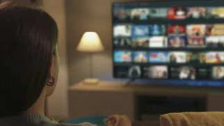 Oglądanie seriali. Zdjęcie ilustracyjne. Fot. stokkete/Adobe Stock