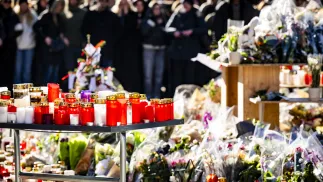 Kwiaty i znicze na miejscu tragedii Fot. PAP/EPA/JEAN-CHRISTOPHE BOTT