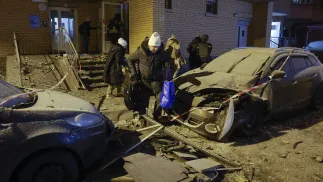 Mieszkańcy Kijowa opuszczają blok mieszkalny pop rosyjskim ataku Fot. PAP/EPA/SERGEY DOLZHENKO