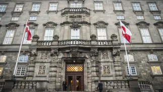 Flagi Danii i Grenlandii przed Folketingiem - parlamentem Danii Fot. PAP/EPA/SEBASTIAN ELIAS UTH