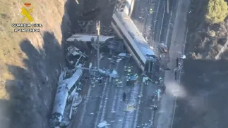 Hiszpańska Gwardia zbiera dowody na miejscu kolizji pociągów. Fot. PAP/EPA/GUARDIA CIVIL HANDOUT