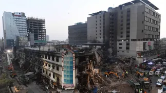 Centrum handlowe Gul Plaza po pożarze. Fot. PAP/EPA/SHAHZAIB AKBER 