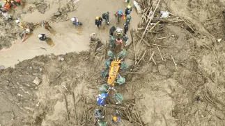 Liczba ofiar śmiertelnych osuwiska w Indonezji wzrosła. Fot. PAP/EPA/BNPB HANDOUT