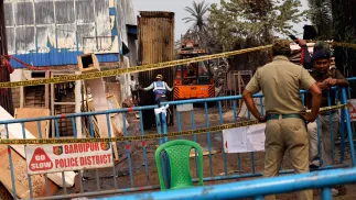 Służby wojskowe na miejscu pożaru w Kalkucie. Fot. PAP/EPA/PIYAL ADHIKARY