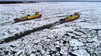 Kruszenie lodu przez lodołamacze. Fot. RZGW Gdańsk