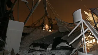 Akcja ratunkowa. Runął dach jednego z pawilonów wystawienniczych na terenie Międzynarodowych Targów Katowickich. Fot.  PAP/Andrzej Grygiel