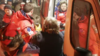 Akcja ratunkowa. Runął dach jednego z pawilonów wystawienniczych na terenie Międzynarodowych Targów Katowickich. Fot. PAP/Andrzej Grygiel