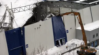 Rozbiórka hali wystawowej na terenie Międzynarodowych Targów Katowickich. Fot. PAP/Andrzej Grygiel