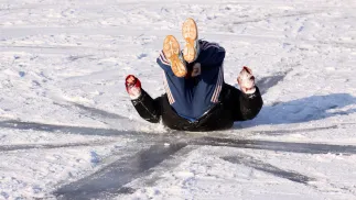 Upadek na zamarzniętej tafli Fot. PAP/Lech Muszyński
