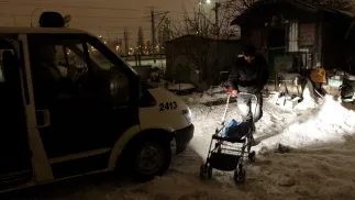 Straż Miejska patroluje miejsca, w których nocują bezdomni Fot. PAP/Bartłomiej Zborowski