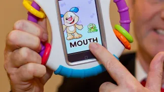 Zabawka dla malucha z miejscem na smarfton Fot. PAP/EPA/DANIEL KARMANN