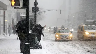 Zima w Nowym Jorku, fot. PAP/EPA/JASON SZENES