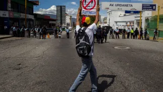 Protesty przeciwko Nicolasowi Maduro w 2016 r. Fot. EPA/MIGUEL GUTIERREZ