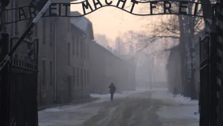 Brama byłego obozu Auschwitz I. Fot. PAP/Andrzej Grygiel