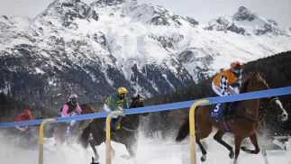 Wyścig White Turf. Fot. EPA/GIAN EHRENZELLER