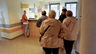 Kolejka do rejestracji w przychodni. Zdj. ilustracyjne. Fot.  PAP/Marcin Bielecki