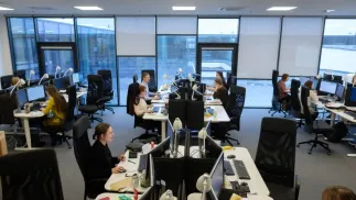 Praca w biurze - zdjęcie ilustracyjne Fot. PAP/Jakub Kaczmarczyk