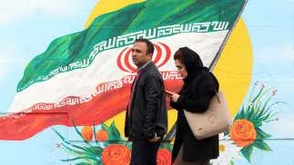 Irańska kobieta spoglądająca w telefon. Fot EPA/ABEDIN TAHERKENAREH