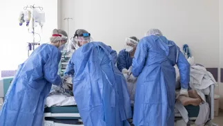 Medycy z oddziału intensywnej terapii. Zdj. ilustracyjne. Fot. PAP/Jacek Szydłowski