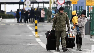 Українські біженці на КПП "Корчова" у Польщі. 2022 рік. Fot. PAP/Darek Delmanowicz