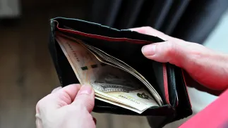 Banknoty w portfelu Fot. PAP/Marcin Bielecki