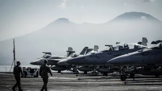 Samoloty wojskowe na pokładzie amerykańskiego lotniskowca USS Harry S. Truman - zdjęcie ilustracyjne Fot. PAP/EPA/CESARE ABBATE