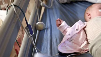 Niemowlę w szpitalu z infekcją RSV Fot. PAP/EPA/Filip Singer